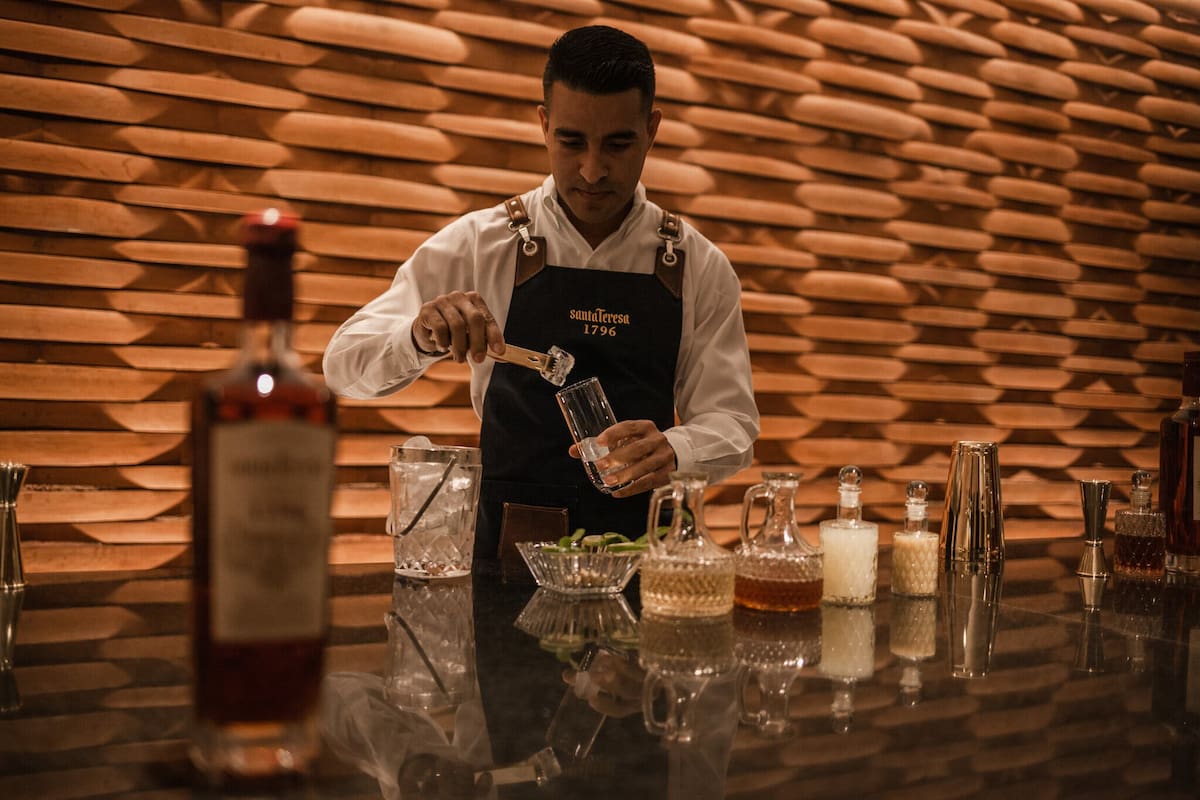 Anther Herrera, participante del proyecto de reinserción, durante un evento de degustación de ron en Hacienda Santa Teresa