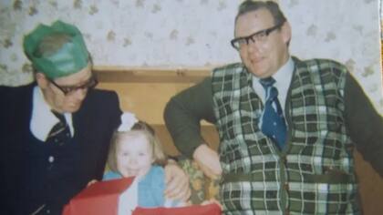 Anthony (a la derecha) en una Navidad familiar en la década de 1970. Su prima Patricia dice que su ausencia "salía a la luz cada Navidad cuando él no estaba presente" durante las siguientes cuatro décadas