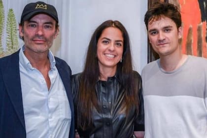 Anthony, Anouchka y Alain-Fabien Delon en una muestra de arte en Bonhams Cornette de Saint Cyr