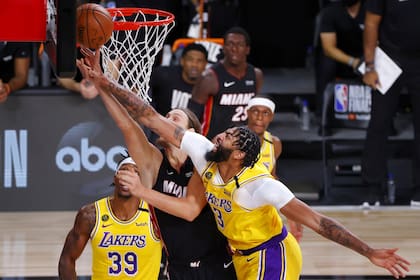 Así defiende Anthony Davis, un atributo que fue elogiado por su compañero LeBron James