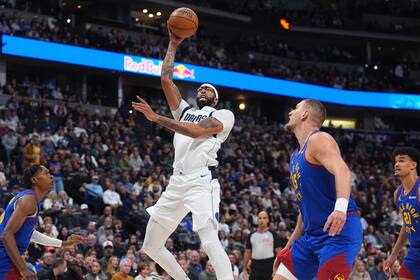 Anthony Davis anota 32 puntos en la victoria de los Mavericks 131-121 sobre los Nuggets