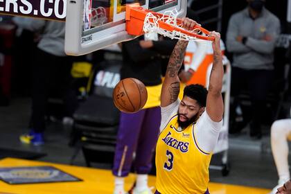 Anthony Davis de los Lakers de Los Ángeles anota una volcada el jueves 27 de mayo de 2021 frente a los Suns de Phoenix durante el tercer partido de la serie de playoffs entre ambos equipos, en Los Ángeles. (AP Foto/Marcio José Sánchez)