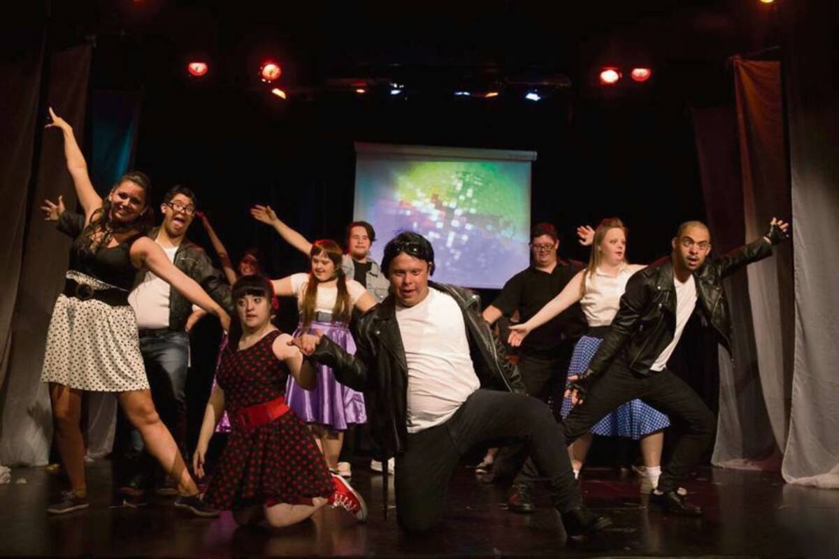 Anthony (en el centro) junto a sus compañeros