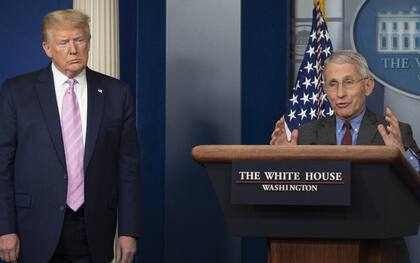 Anthony Fauci, director del Instituto Nacional de alergias de los Estados Unidos, uno de los principales asesores de Trump, dijo que le advirtió en febrero que el distanciamiento podía salvar vidas, pero el presidente no escuchó su consejo