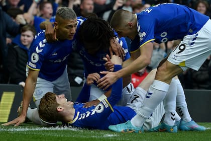 Anthony Gordon (en el piso) fue el artífice del gol del Everton