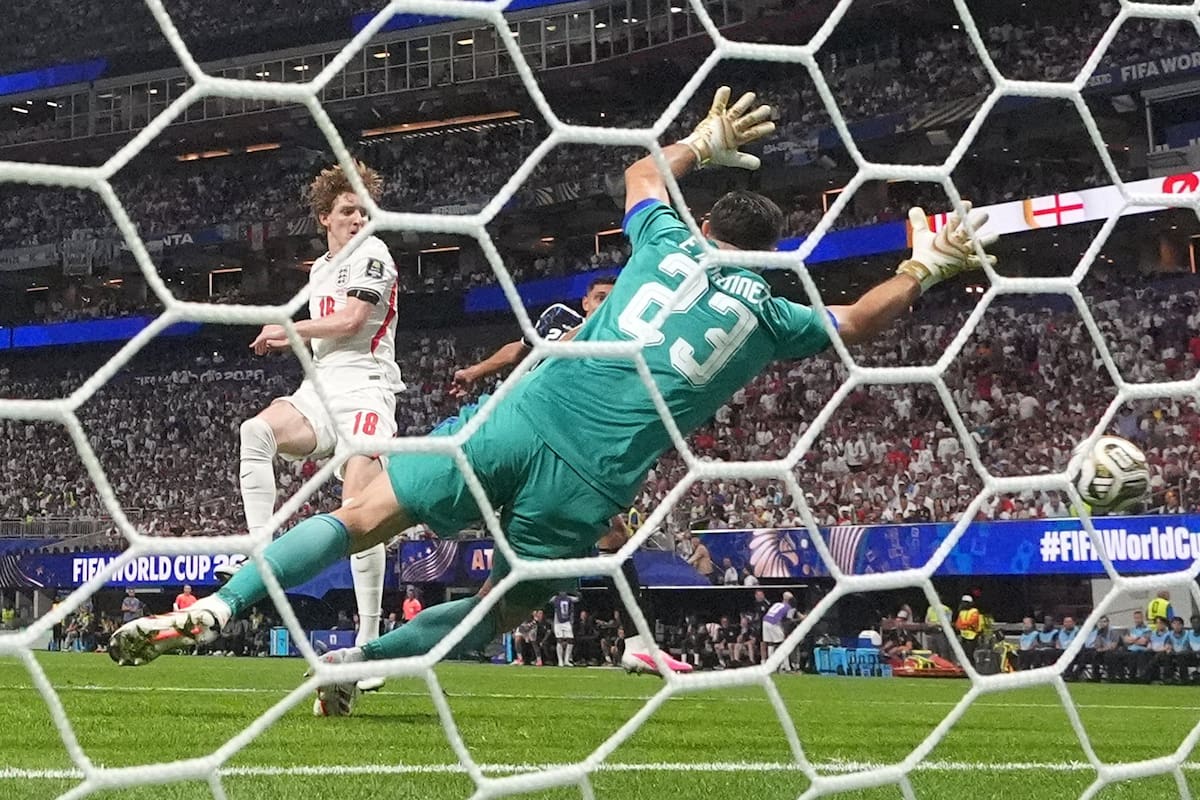 Anthony Gordon puso en ventaja a Inglaterra, cuando Argentina parecía tener dominado el juego
