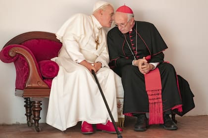 Anthony Hopkins interpreta al papa Benedicto XVI y Jonathan Pryce a Jorge Bergoglio.