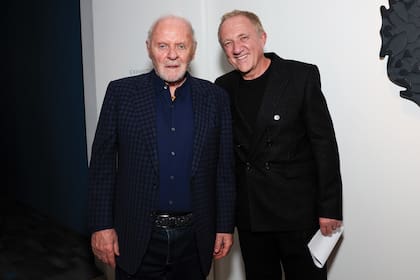 Anthony Hopkins saludó a su gran amigo, el empresario multimillonario y marido de Salma Hayek François-Henri Pinault.