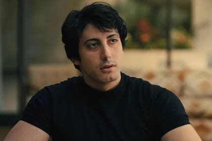 Anthony Ippolito parece especialmente cómodo interpretando a figuras famosas