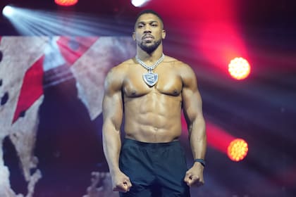 Anthony Joshua es presentado durante el pesaje previo a su combate de boxeo de peso pesado contra el
