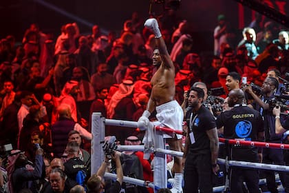 Anthony Joshua festeja luego de derrotar a Otto Wallin en un combate realizado en Riad, la madrugada del domingo 24 de diciembre de 2023 (AP Foto)