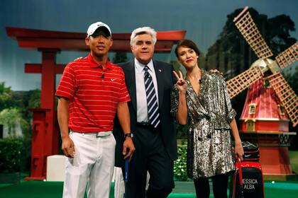 Anthony Kim en “The Jay Leno Show”, con la actriz Jessica Alba
