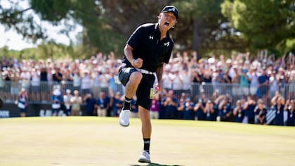 Anthony Kim reacciona al conseguir el título en el último día del torneo LIV Golf Adelaide en The Grange Golf Club