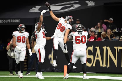 Anthony Nelson y la defensiva de Buccaneers brillan en la victoria 23-3 sobre los Saints