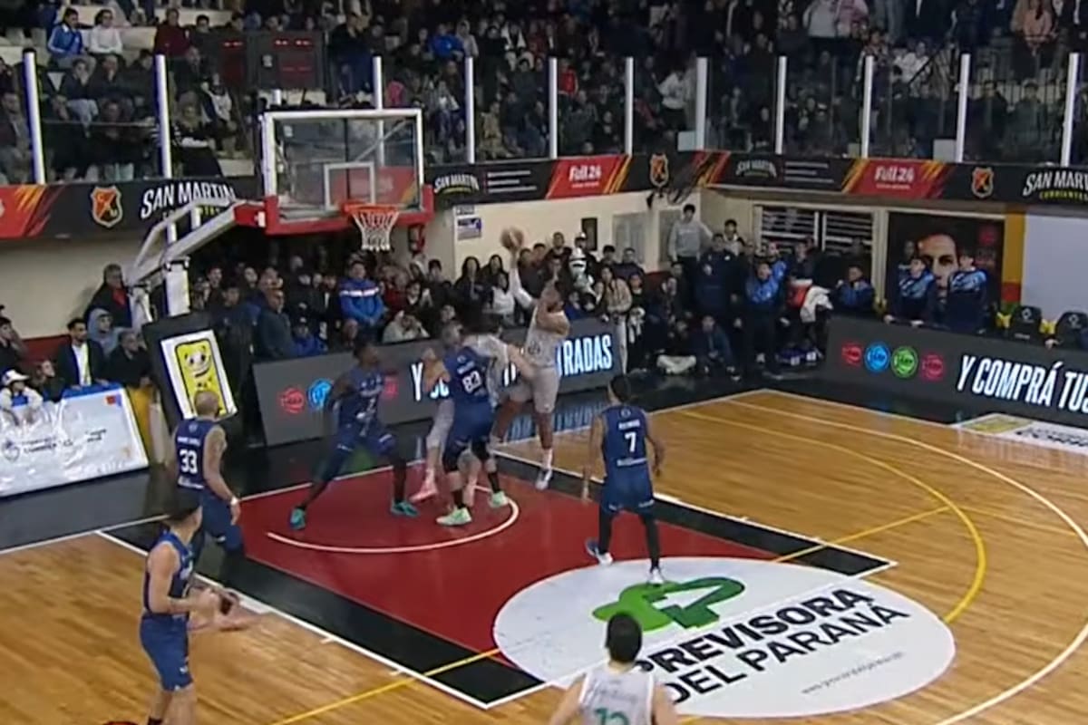 Anthony Peakock lanza el balón antes de que termine el reloj y convierte el doble del triunfo y clasificación de Ferro