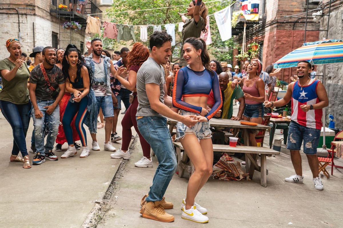 Anthony Ramos y Melissa Barrera en la versión cinematográfica de En el barrio, que llega a los cines porteños el viernes