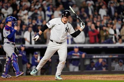 Anthony Rizzo de los Yankees de Nueva York avienta el bate tras su elevado en la quinta entrada del juego 4 de la Serie Mundial ante los Dodgers de Los Ángeles el martes 29 de octubre del 2024. (AP Foto/Godofredo A. Vásquez)
