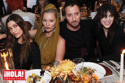 Anthony Vaccarello, director creativo de Saint Laurent, rodeado de sus musas: Hailey Bieber, Kate Moss y Charlotte Gainsbourg.