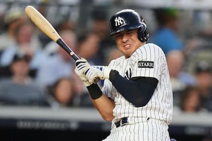 Anthony Volpe sale lesionado tras jonrón en la victoria de los Yankees sobre los Medias Rojas