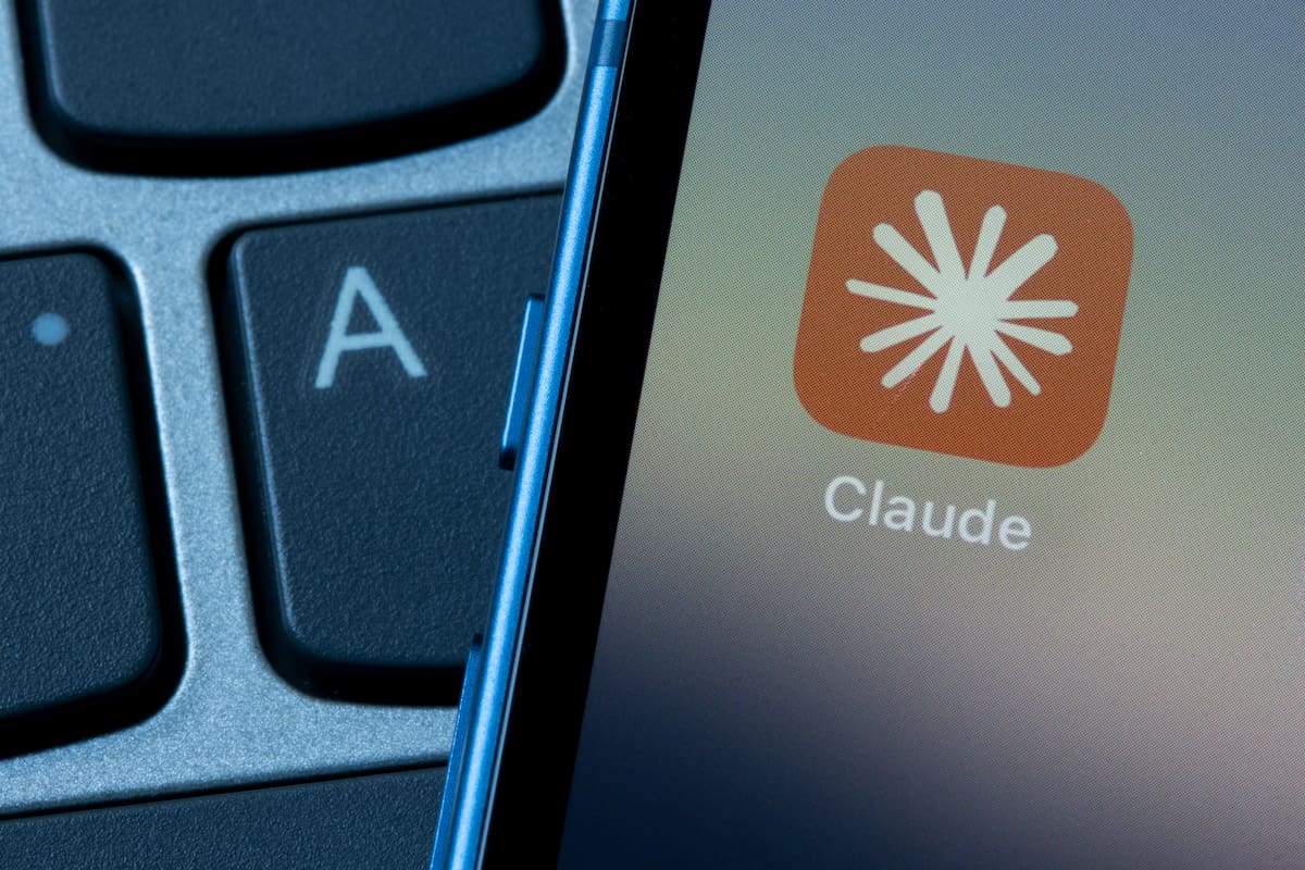 Anthropic ofrece Claude 3.7 Sonnet, una versión de su IA que puede adoptar tanto un modelo de razonamiento rápido como otro más lento, pero más profundo, y que ahora también puede buscar contenido en la web