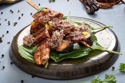 Anticuchos. De carne, corazón o lomo, todo a las brasas y bien condimentados