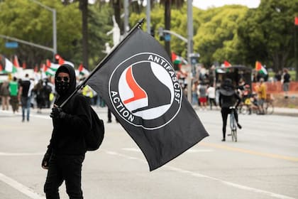 Antifa es un movimiento político de extrema izquierda, antifascista y antirracista.