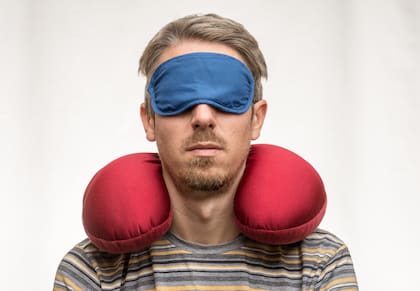 Antifaz, tapones y collar para dormir, accesorios clave para un buen descanso a bordo