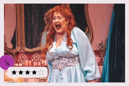 Antígona en el baño: una obra en la que Verónica Llinás provoca y hace reír, con una fuerza imbatible