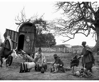 Antigua escena de campo: mate y asado. El poncho como abrigo del gaucho, siempre presente.
Sociedad Fotográfica Argentina de Aficionados. Gentileza Archivo General de la Nación.
