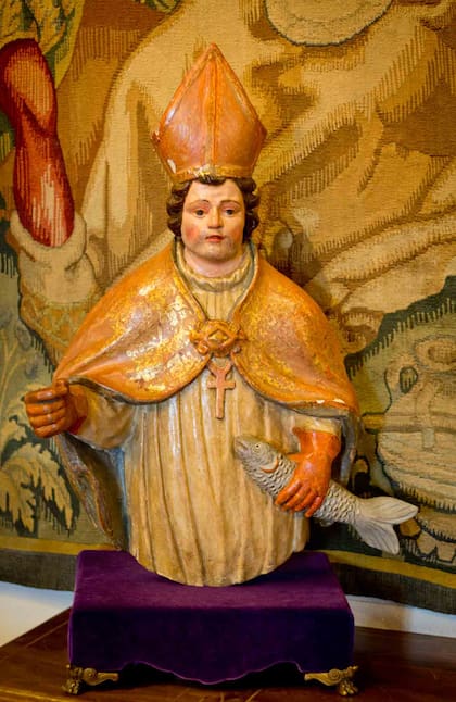 Antigua talla en madera en el lobby del Parador de los Reyes Católicos, en Santiago de Compostela.