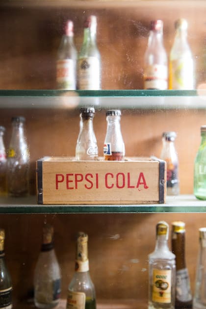 Antiguas botellas en las vitrinas de La Protegida en Navarro.