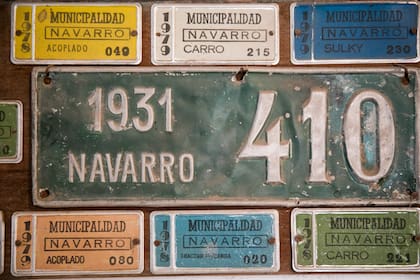 Antiguas placas y patentes en La Protegida