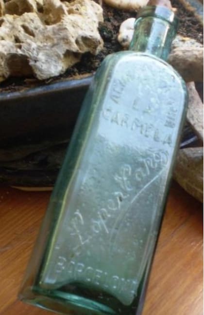 Antiguo frasco de la loción La Carmela, fabricado en Barcelona