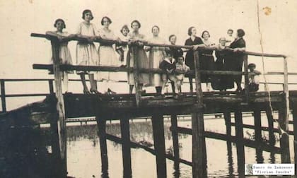 Antiguo puente de madera, primer vínculo entre Santo Tomé y Santa Fe. Se habilitó en 1875 y prestó servicios hasta 1906.
