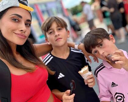 Anto junto a sus hijos Thiago y Mateo