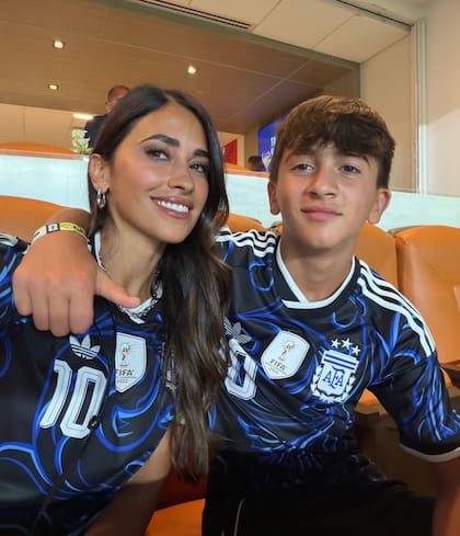 Anto junto a Thiago Messi, el mayor de los hijos de La Pulga