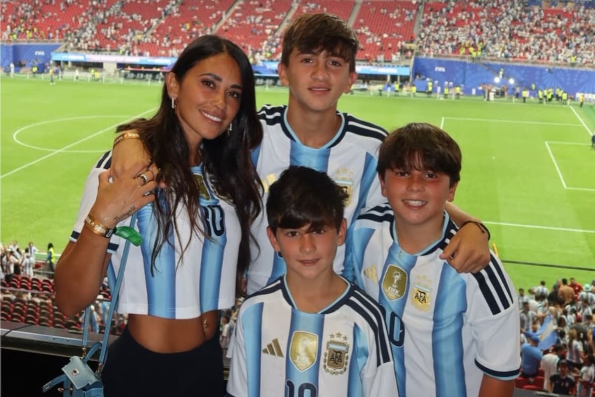 Anto Roccuzzo con sus tres hijos en el triunfo épico de la selección ante Egipto en el Mundial