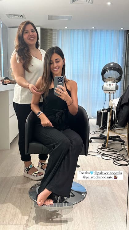 Anto Roccuzzo fue a la peluquería y posó descalza frente al espejo