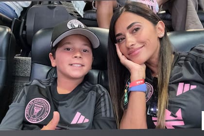 Anto Roccuzzo junto a Mateo Messi durante el partido de Inter Miami y Porto (Foto: Instagram @antonelaroccuzzo)