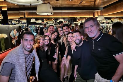 Anto Roccuzzo, Lionel Messi, Jordi Alba, Sergio Busquets y Luis Suárez: la banda se reunió en un restaurante de Miami