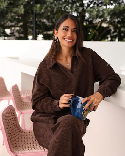 Anto Roccuzzo no solo sorprendió con su conjunto deportivo sino por la taza que tenía en mano (Foto: Instagram/@Antonelarocuzzo)