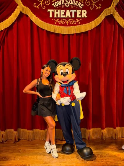 Anto Roccuzzo posó feliz junto a Mickey Mouse (Foto: Instagram @antonelaroccuzzo)