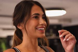 Anto Roccuzzo se lució con un outfit deportivo blanco y negro y enamoró a sus seguidores