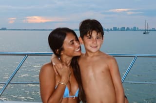 Las vacaciones de Anto Roccuzzo: yate, lectura de fantasía, frutas y amor familiar