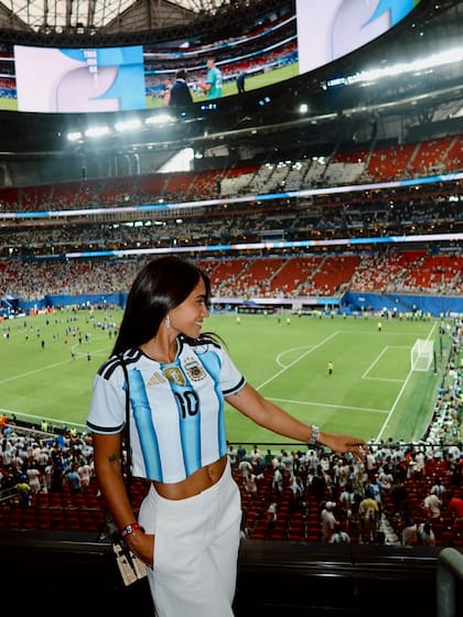 Anto Roccuzzo sorprendió desde el estadio con un outfit descontracturado (Foto: Instagram/@antonelaroccuzzo)