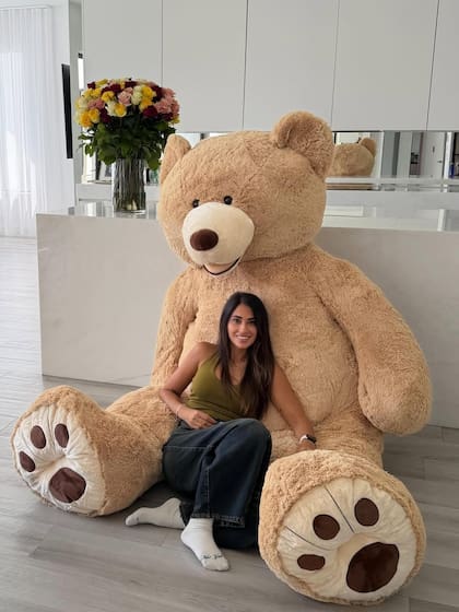 Anto Roccuzzo y el enorme peluche que le regaló Lionel Messi para el Día de los Enamorados