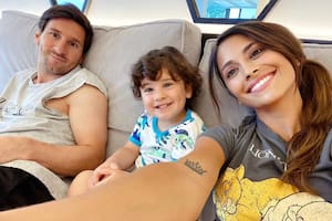 Anto Roccuzzo y Leo Messi con su hijo menor, Ciro. Crédito: Instagram
