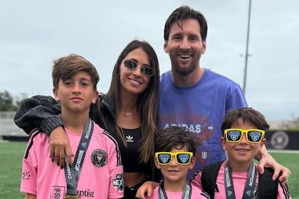 Anto Roccuzzo y Leo Messi con sus tres hijos, Thiago, Mateo y Ciro