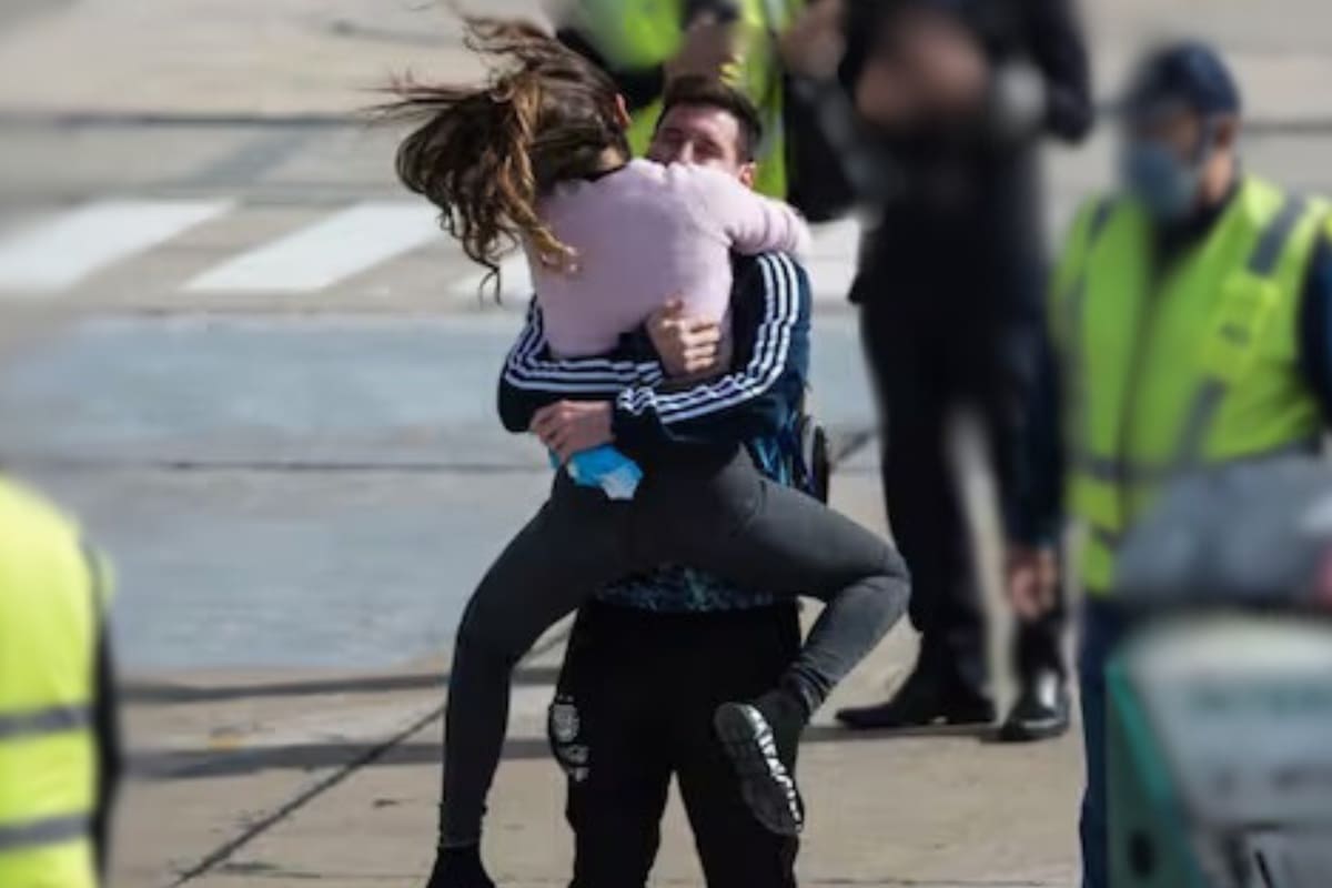 Anto Roccuzzo y Leo Messi protagonizaron un romántico momento cuando se reencontraron en el aeropuerto de Rosario tras la Copa América 2021 (Foto: Captura)
