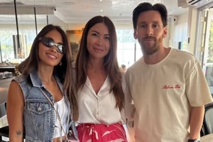Anto Roccuzzo y Lionel Messi se sacaron una foto con una fan en Miami